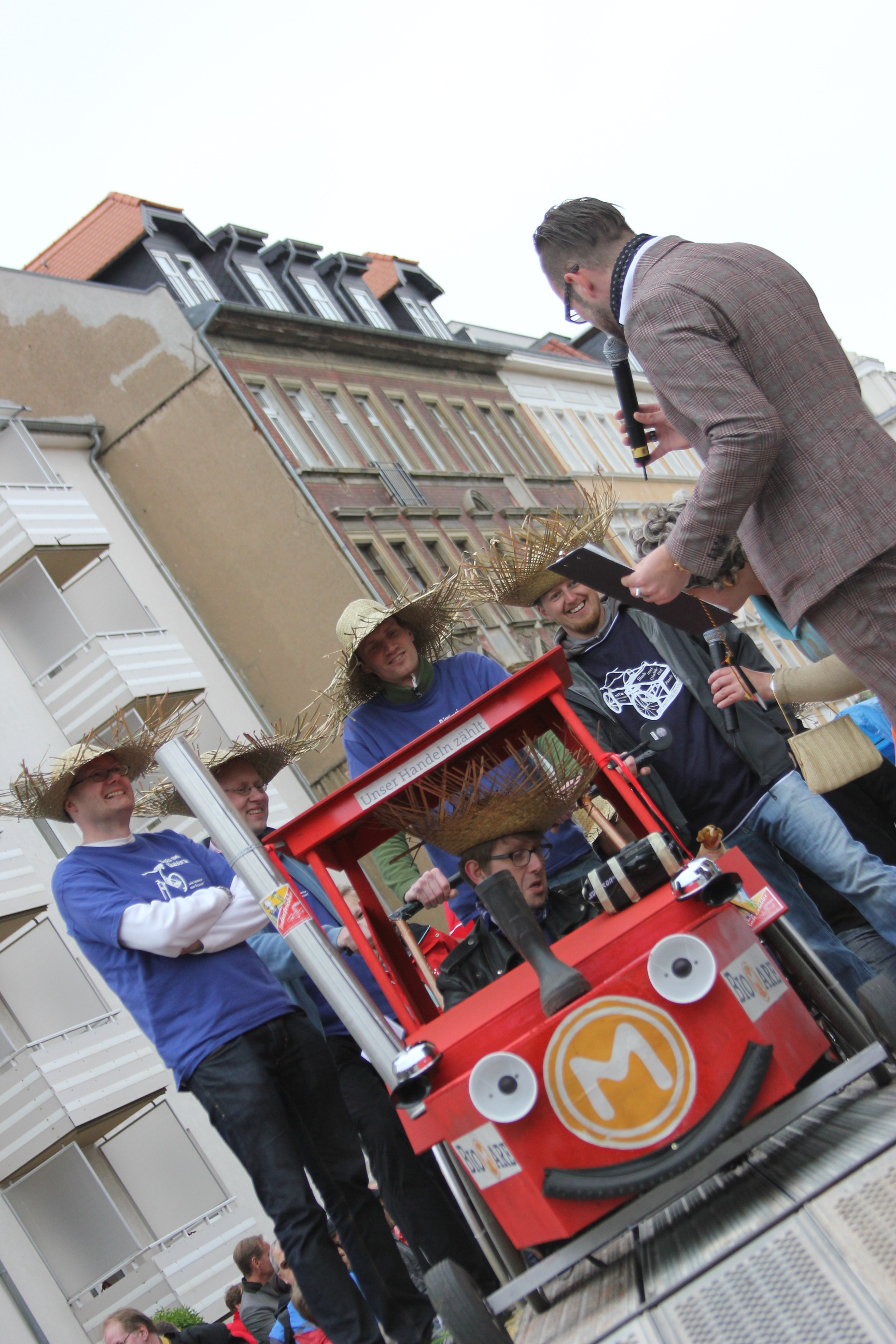MASSENSTART – Kategorie: Kinderlos: 1. Platz: Daggededagga döff döff, brumm, brumm - Bimb mei Glabbrad pflügt alle um
