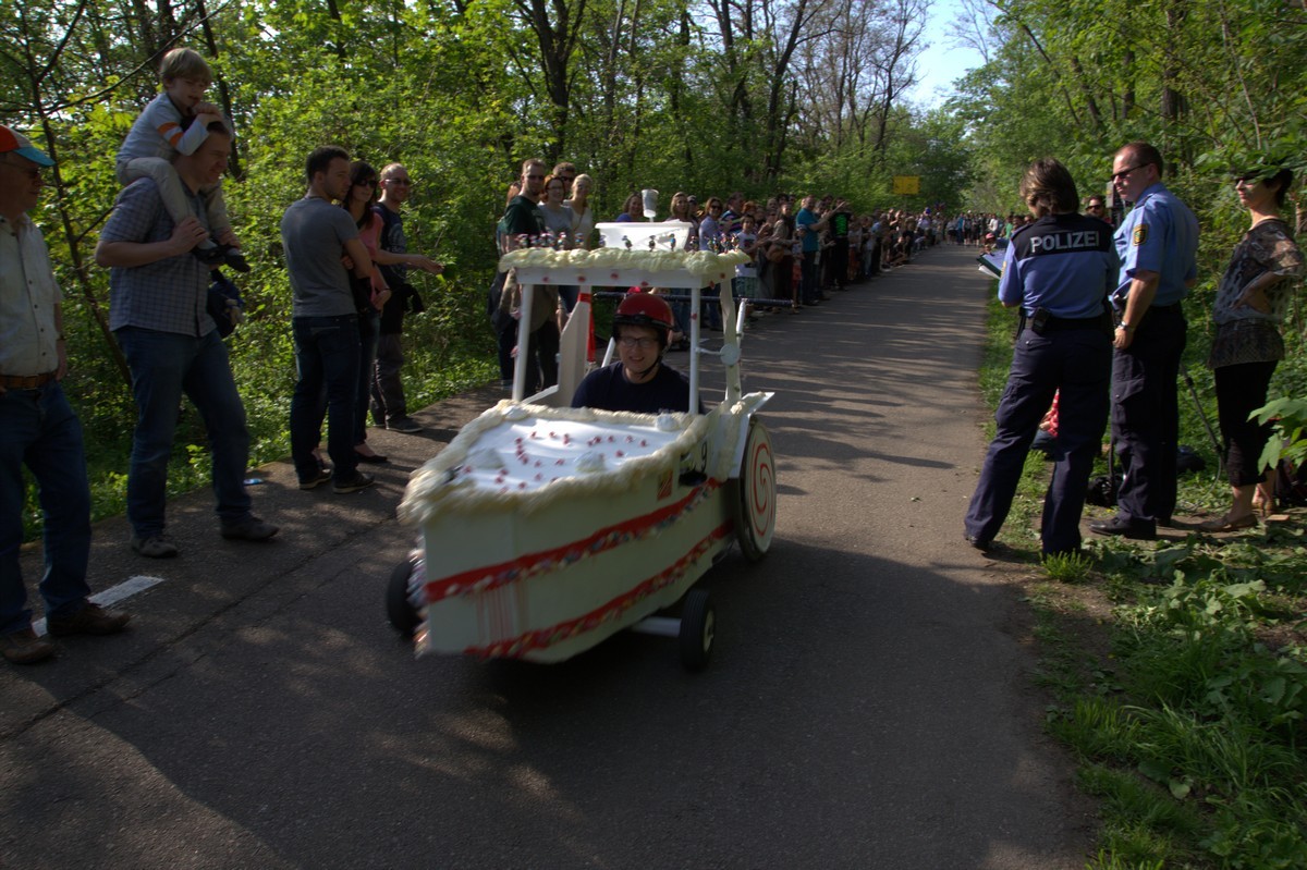 Abfahrt Kinderlose Kiste 1.Pl.: Bimb mei Glabbrad und die süße Bedrohung Abfahrt Kinderlose Kiste 1.Pl.: Bimb mei Glabbrad und die süße Bedrohung